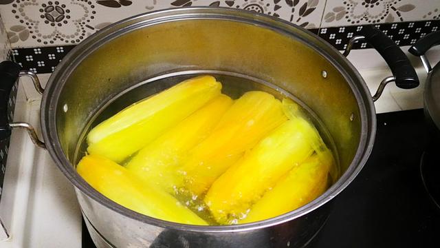 煮玉米棒子怎么做，煮玉米棒的做法（直接加清水煮就“废了”）