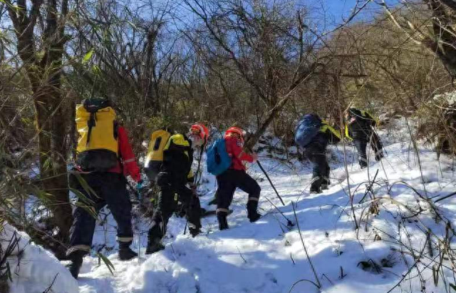 搜寻17个小时 龙门山失联的登山驴友找到啦