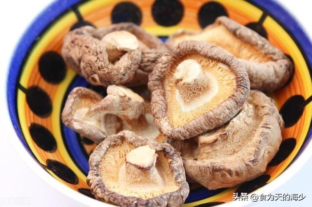 香菇 做法，香菇油菜的家常做法视频（香菇别再炒着吃了）