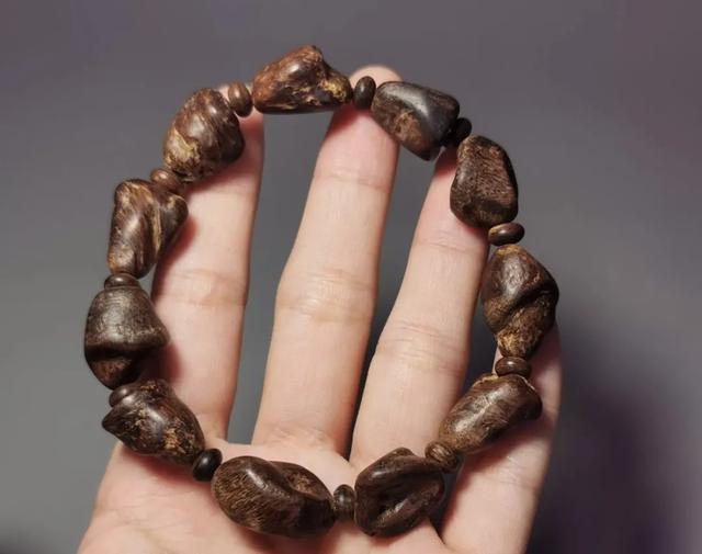 白奇楠沉香手串的功效,奇楠沉香手串有什么好处(最有效的奇楠手串保养方法) 白奇楠沉香手串的功效,奇楠沉香手串有什么好处(最有效的奇楠手串保养方法)