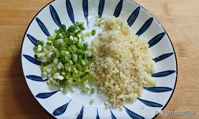 小龙虾的做法大全 蒜蓉小龙虾六步做法，小龙虾的做法大全（就是汤汁拌饭也特别香）