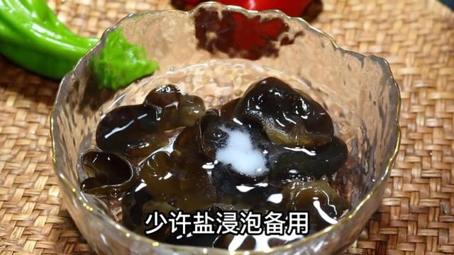 女人吃猪肝有什么好处，猪肝一周吃几次补血（多吃“4红3黑2绿”）