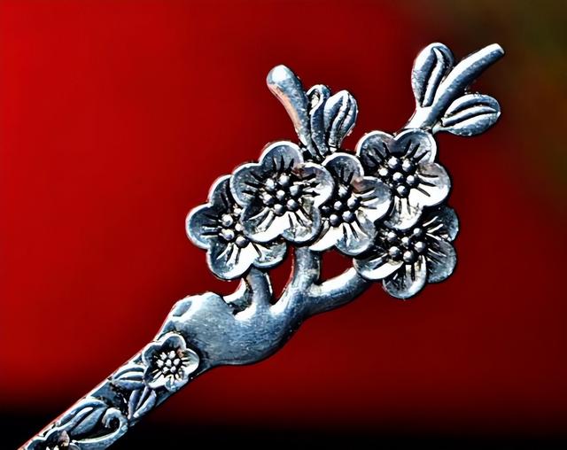 女性长期戴银饰的坏处，长期戴银手镯危害（女性长期戴“银手镯”）