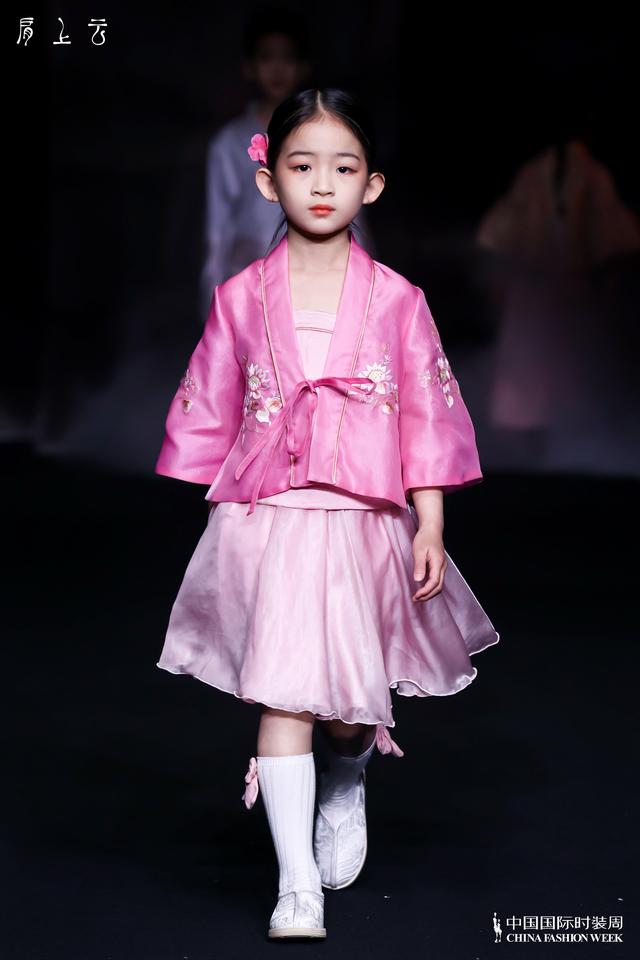 肩上的云歌词，肩上云系列在2023秋冬中国国际时装首秀