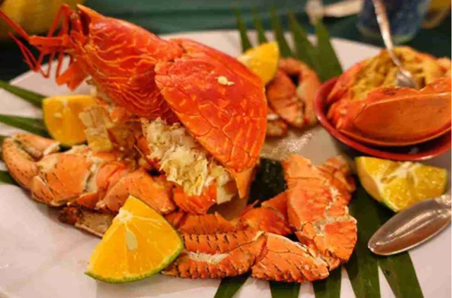 小螃蟹吃什么食物（如今在当地居民餐桌上挣扎着）