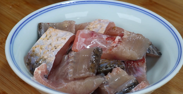 草鱼怎么做最好吃，草鱼怎么做最好吃视频（用料简单味道足）