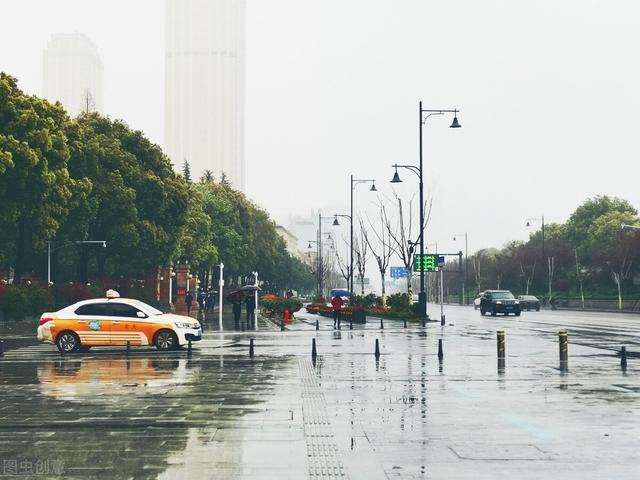 适合下雨天发的朋友圈，经典说说心情短语（下雨天的心情朋友圈文案）