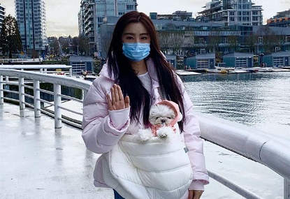 粉色外套配什么颜色内搭，粉色外套配什么颜色内搭好看男（穿粉色羽绒服配白内搭）