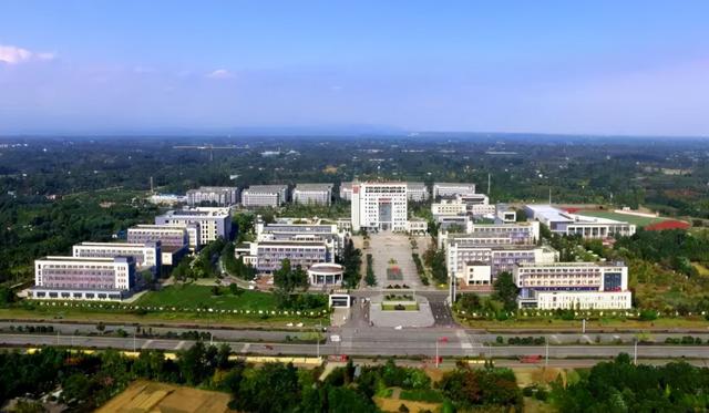 成都工商职业技术学校，四川工商职业技术学院2019年招生章程（打卡这所AAA级景区标准高校）