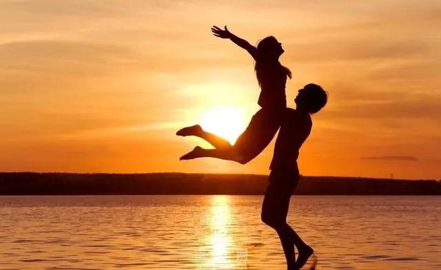 情侣的暖心的小故事，情侣温暖小故事（这7个故事，是爱情的说明书）