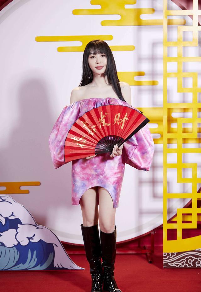 李菲儿：和黄晓明同居3年，因杨颖分手，35岁仍单身