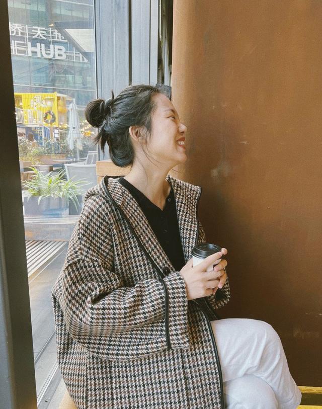 千鸟格裤子搭配什么色尼大衣，千鸟格裤子穿搭（千鸟格大衣高级穿搭）