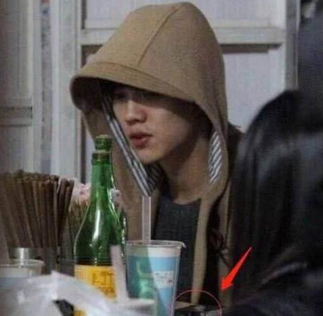 吸烟女生头像微信，吸烟女生头像（浪姐聚会被拍到室内抽烟）