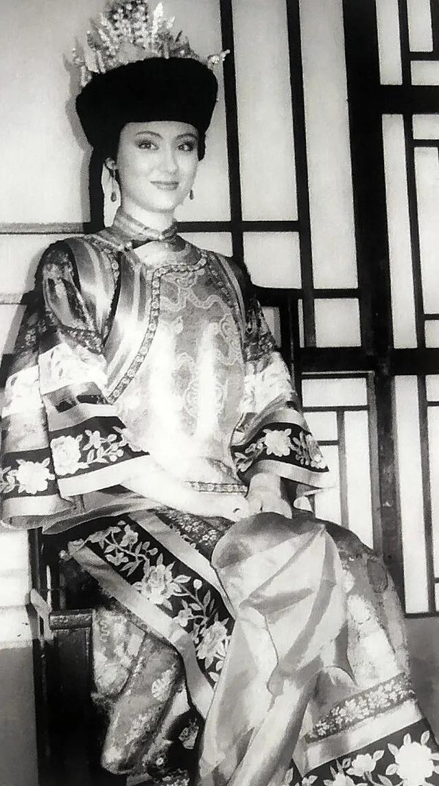 李晨妻子是谁，李晨的老婆叫什么名字（结婚30年无儿无女无怨言）