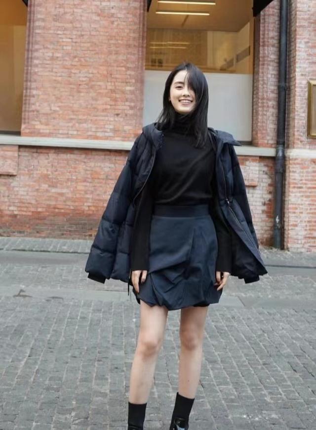米白色配什么颜色是最佳的，米白色衣服搭配什么颜色好看（羽绒服里面尽量少穿毛衣）