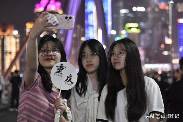 千厮门嘉陵江大桥，为什么叫千厮门大桥（重庆有个“世界最大的人行天桥”）