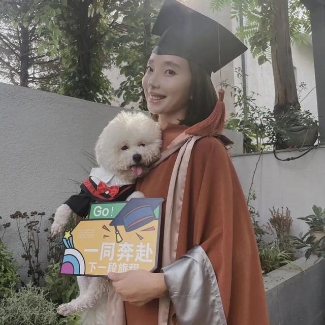 博士服硕士服和学士服的区别，学士服不同颜色的披肩分别有什么含义（毕业生学位服居然能这么美）