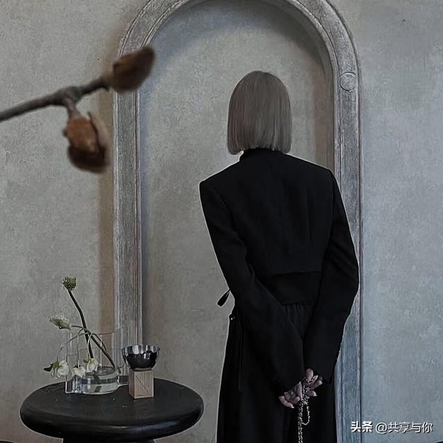 酷酷的图片女高冷，酷酷帅气的女生头像 一点点高冷呐微信（黑色系背影高冷霸气冷淡女生头像）