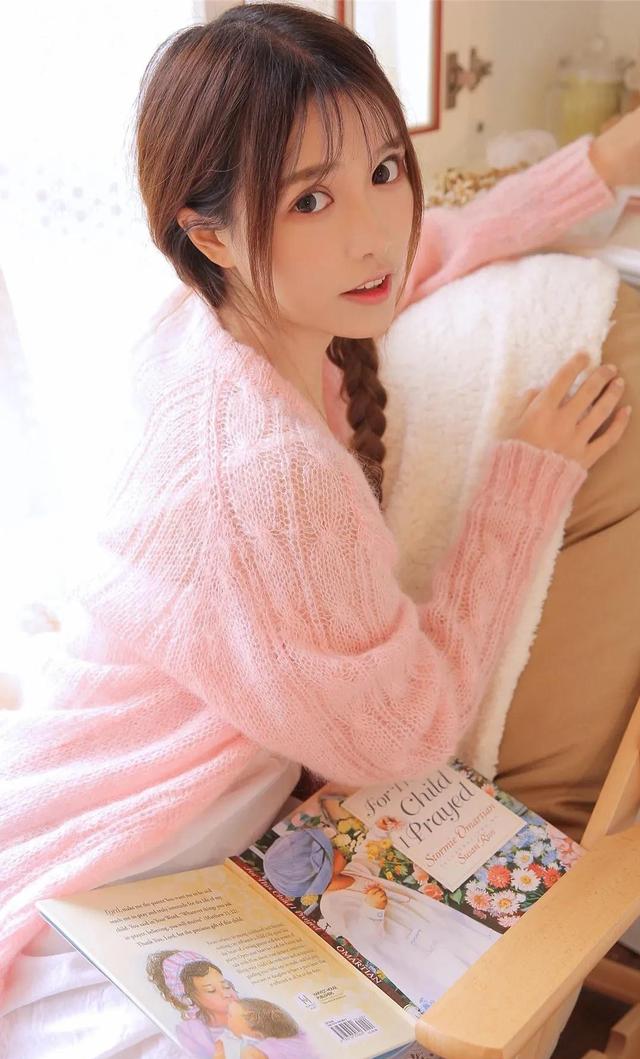 第一次加女生微信应该怎么开头聊天，刚加女生的微信开场白怎么聊（幽默的向女孩要微信号）