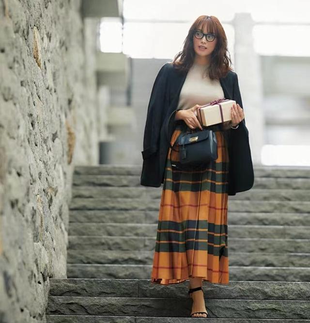 女生裙装穿搭，女生裙装穿搭图（4条半裙、15套穿搭）