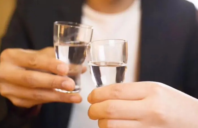 小辈给长辈敬酒词，小辈给长辈敬酒词简短2021（别支支吾吾地傻站着）