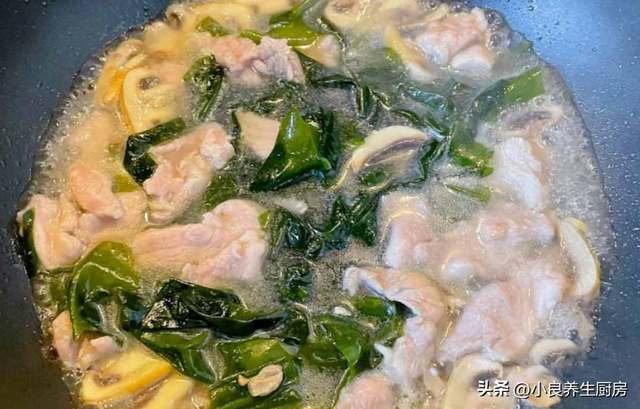 平菇肉片汤的做法，肉片汤的做法（常给家人喝这汤）