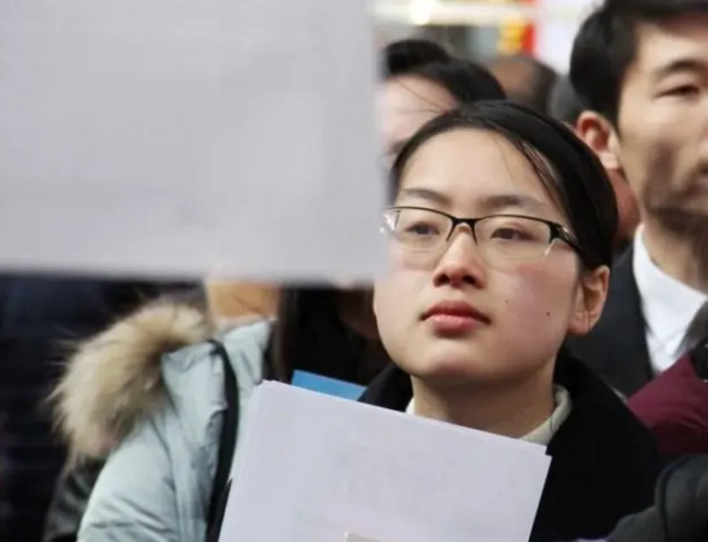 考公务员的年龄限制是多少，考公务员需要什么条件（人大代表已提出建议）