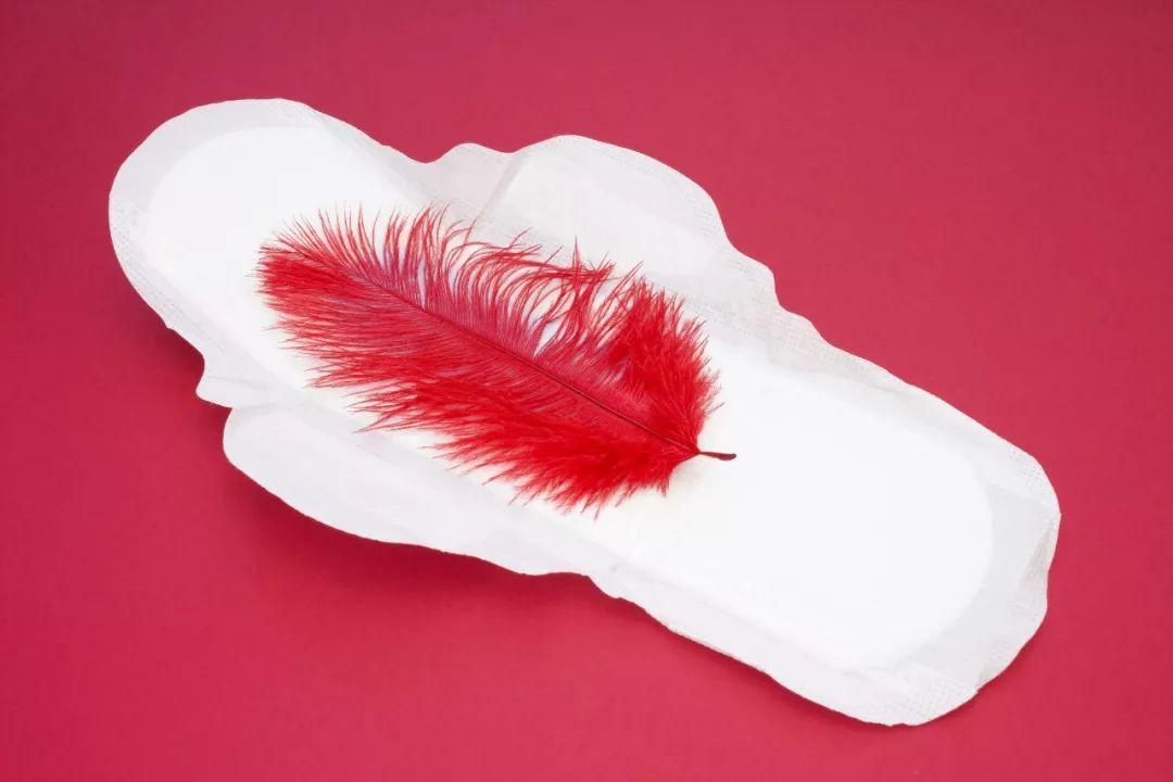 女生来例假时,月经中有像肉一样的血块,是咋回事?医生说出实情