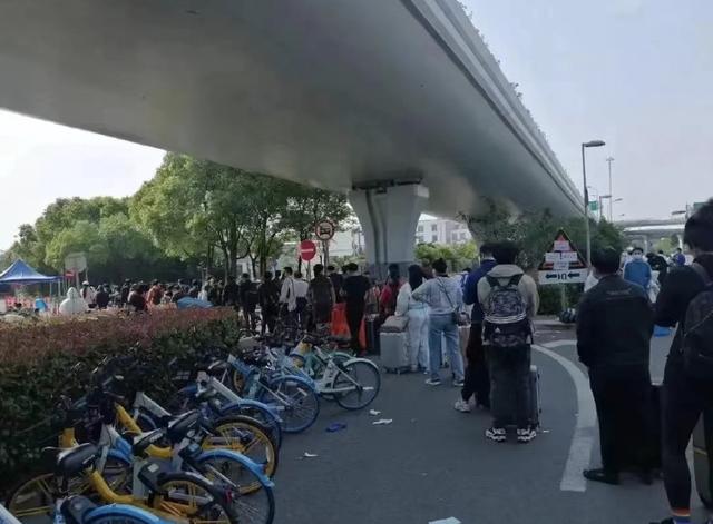 刚刚上海突然宣布大消息，刚刚上海突然宣布大消息安康码在外地可以申请吗（在沪人员为何急着“逃离”）