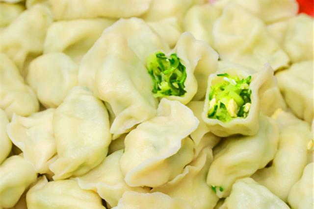 芹菜素馅饺子的做法，一斤芹菜素馅饺子的做法大全（头伏的饺子用这2种菜调馅,比韭菜鲜、比白菜嫩,鲜香不腻全家爱吃）