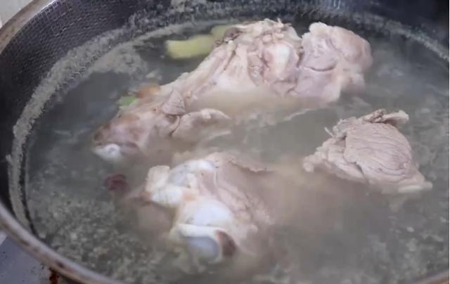 高汤的熬制方法，高汤的熬制方法及配料（熬骨头汤切记别直接炖）
