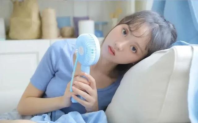 教你30个逗女生开心的套路，怎么逗女孩开心套路（逗女生开心的幽默套路）