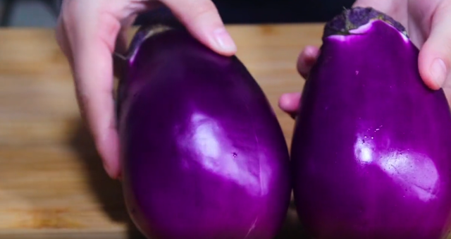 茄子鸡蛋的做法，茄子加鸡蛋的做法（茄子切成丝淋上鸡蛋）