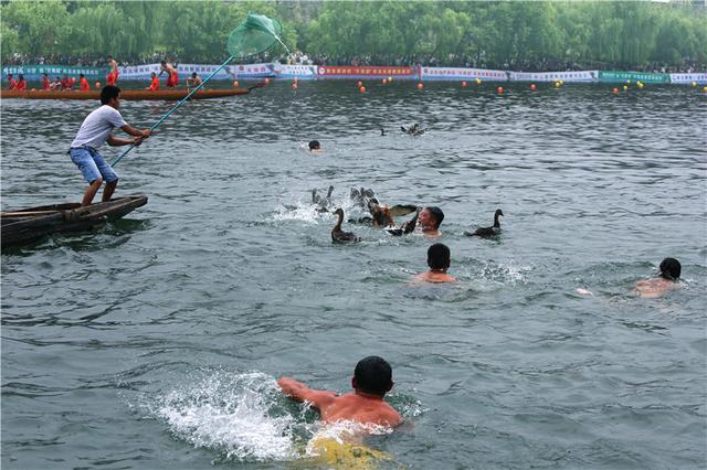 东方威尼斯是哪个城市，世界上最长的首都名字是哪个城市（贵州镇远端午节热闹非凡）