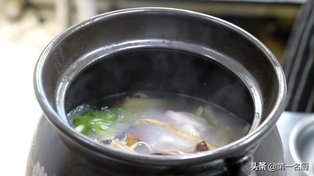 如何炖老母鸡汤好喝又营养，母鸡汤放什么材料煲汤好喝（鸡汤这样炖绝了）