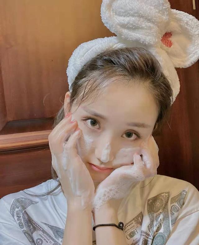 油性皮肤 洗面奶，油性皮肤洗面奶什么牌子好（盘点4款“大牌洗面奶”）