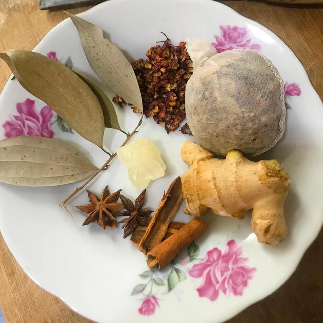 尖椒鸡蛋卤怎么做，辣椒鸡蛋卤的做法（吃了还想吃的卤鸡蛋做法）