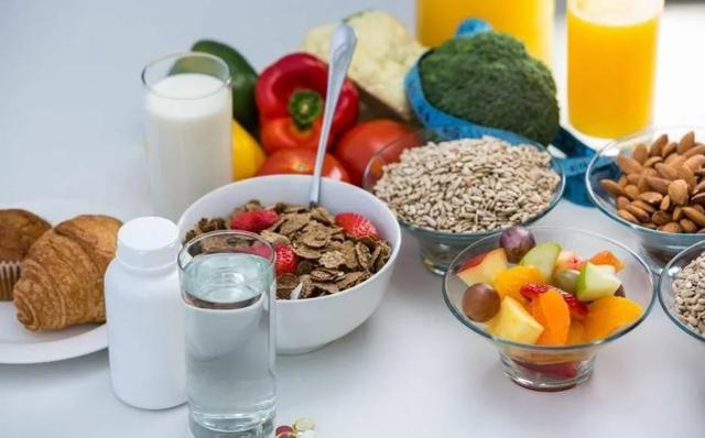 菠菜木耳炒鸡蛋，菠菜韭菜还有鸡蛋可以一起吃吗（建议中老年人：这3道菜要常吃）