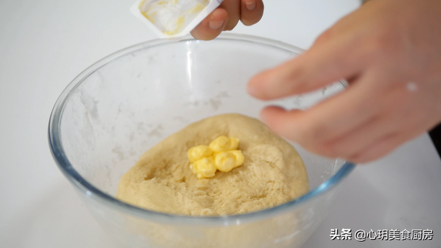 生面团如何做面包，发酵好的面团怎么做面包（全家人都爱吃吐司面包）