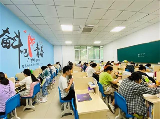 一般考研班要多少钱考研班，考研培训班一般多少钱（各位考研天价班，我劝你们善良）