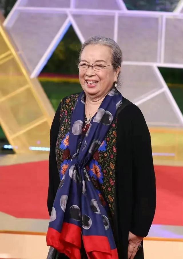 容嬷嬷李明启罕见近况曝光，86岁“容嬷嬷”李明启逛菜市场