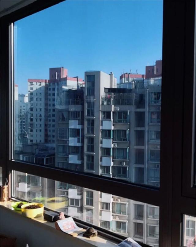 西晒的房子如何解决夏天热的问题，解决房屋西晒问题有妙招（建议给玻璃贴上这种“膜”）