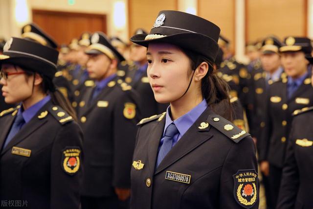 制式服装是指什么,制式服装是指什么服装(看看公务人员的制服)