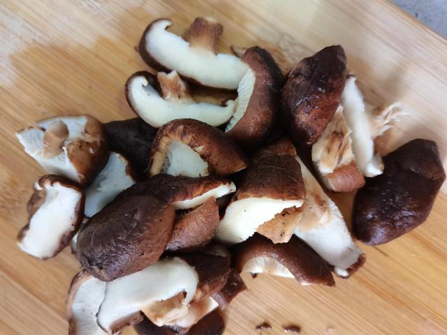 芋头炖鸡肉怎么做，芋头炖鸡的家常做饭