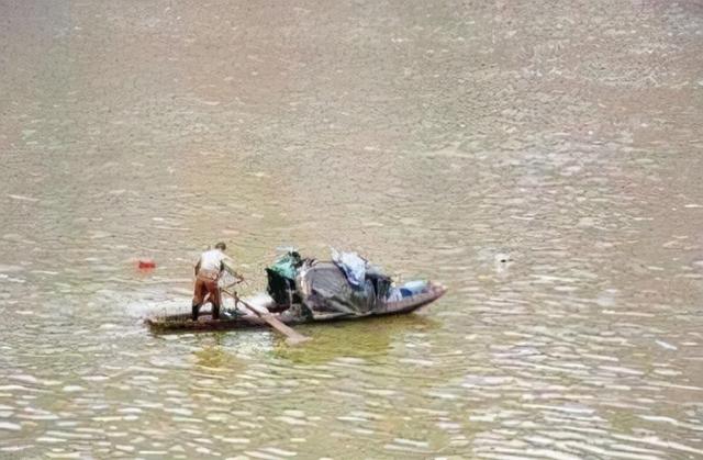 黄河捞尸人，黄河捞尸人捞死尸图片（用烟味掩盖身上的“尸臭”）