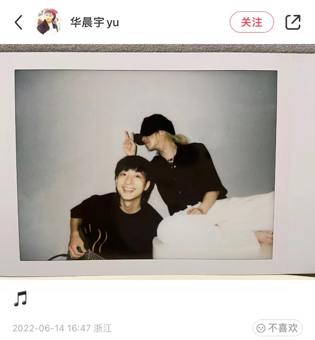 华晨宇女朋友是谁，华晨宇最早的女朋友（男方工作女方甜蜜跟随）