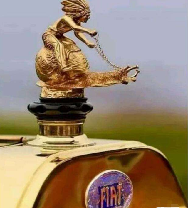 一对翅膀的车标，v型飞翼车标是什么汽车（最漂亮的4个立式车标）