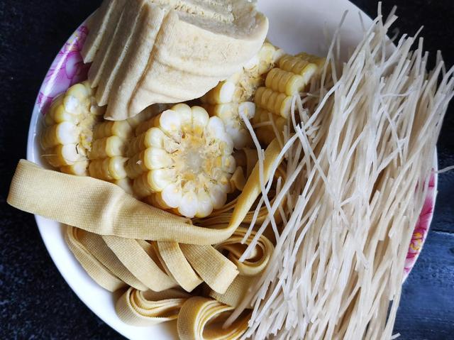 酸菜冻豆腐的做法，酸菜炖冻豆腐怎么做好吃（酸菜炖冻豆腐粉条）