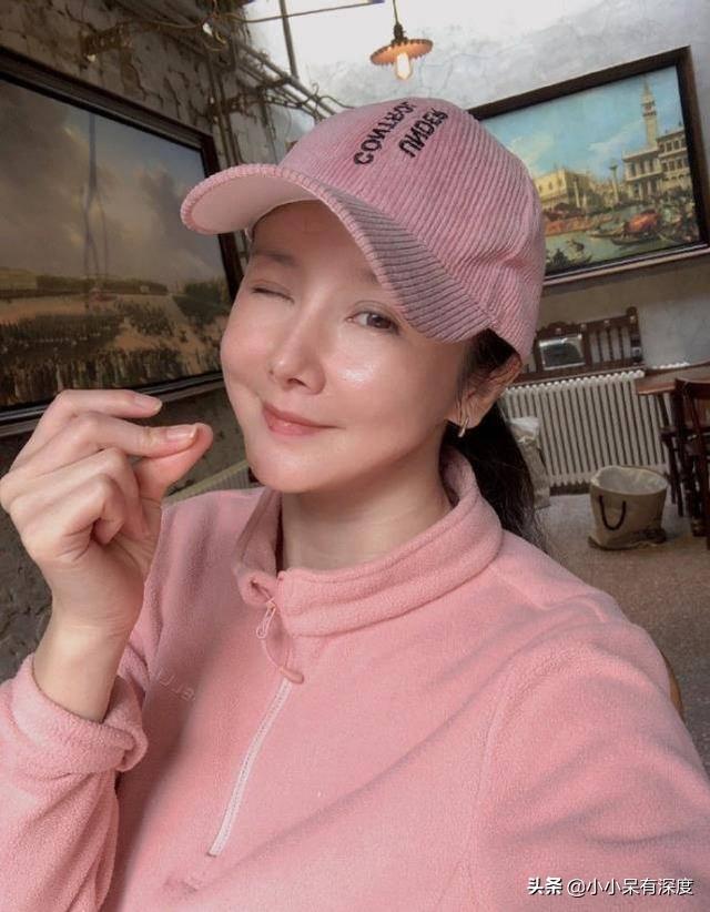 42岁的孙菲菲晒照，嫁了个好老公，日常素颜卸了明星包袱，很美满