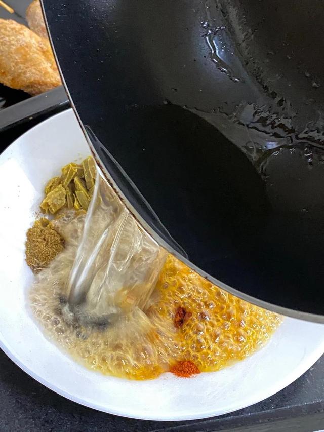 公开摆摊老板珍藏多年的炸串教程和配方，炸串摊怎么做（小吃摊秘诀：炸串配方）